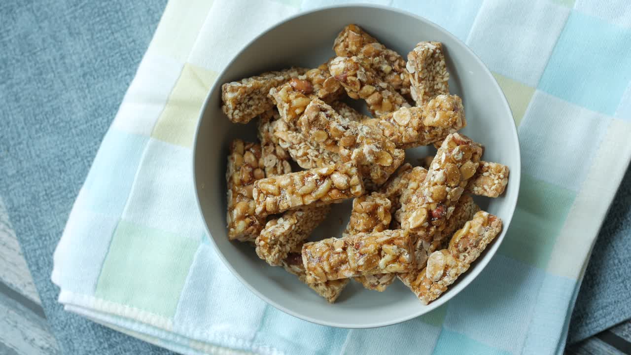 Søtt peanøttgodteri på en tallerken sett ovenfra