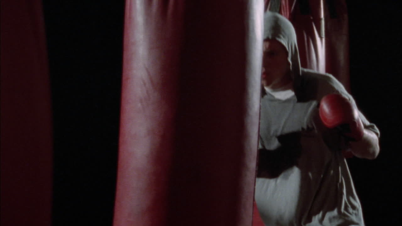 боксер тренируется на боксерской груше