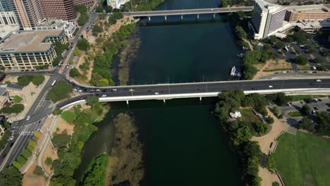 Inclínese-Hacia-Arriba-Sobre-El-Río-Colorado-Para-Revelar-El-Puente-De-La-Primera-Calle-Y-El-Puente-Del-Congreso-Sur.