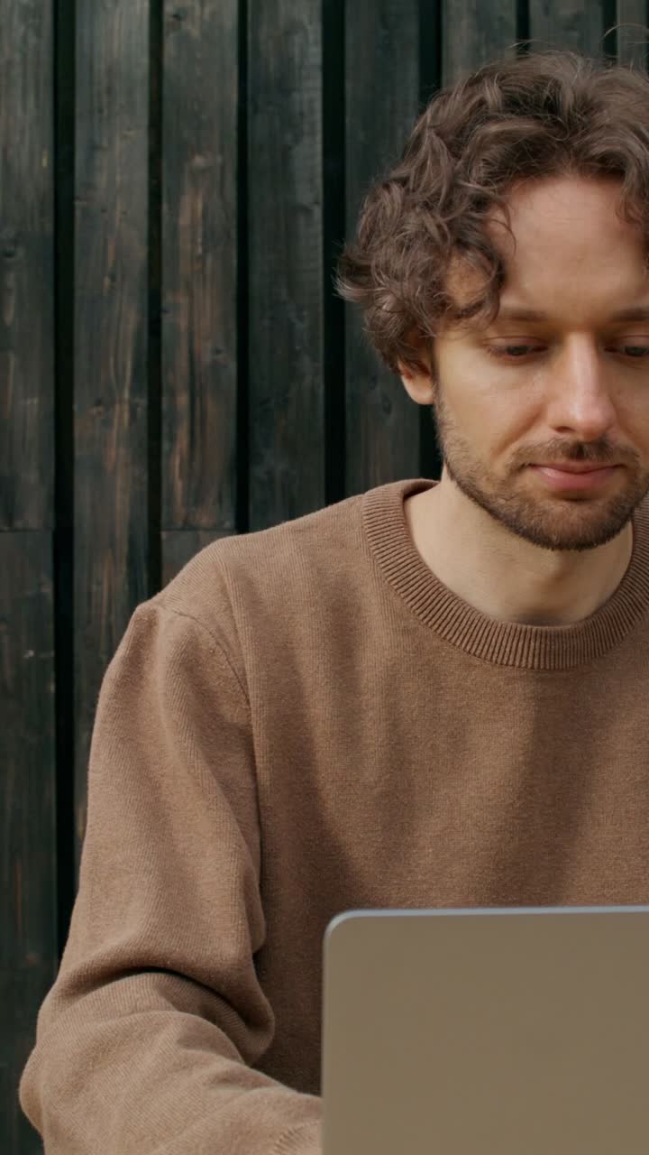 hombre trabajando en una laptop al aire libre