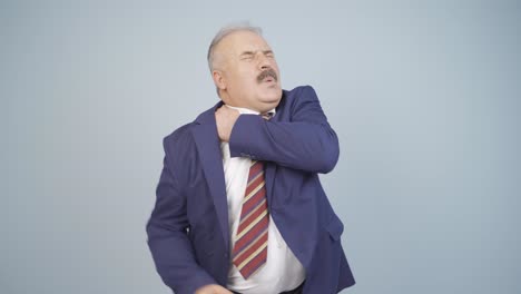 los hombros del hombre de negocios duelen.