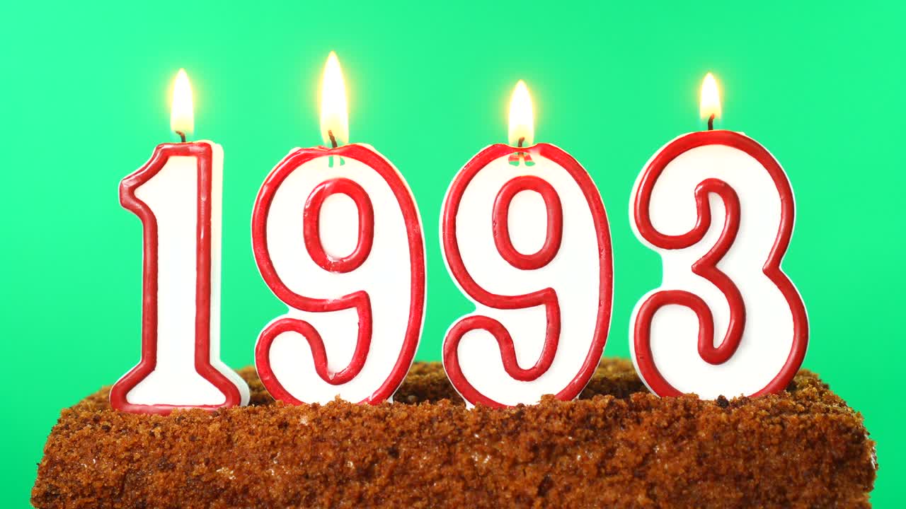 pastel con el número 1993 vela encendida fecha del siglo pasado llave de croma pantalla verde aislado