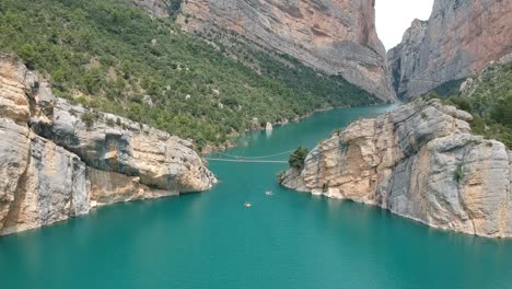 vistas aéreas del cañón de mont-rebei con los acantilados, escaleras en las paredes, el lago y el camino por el cañón