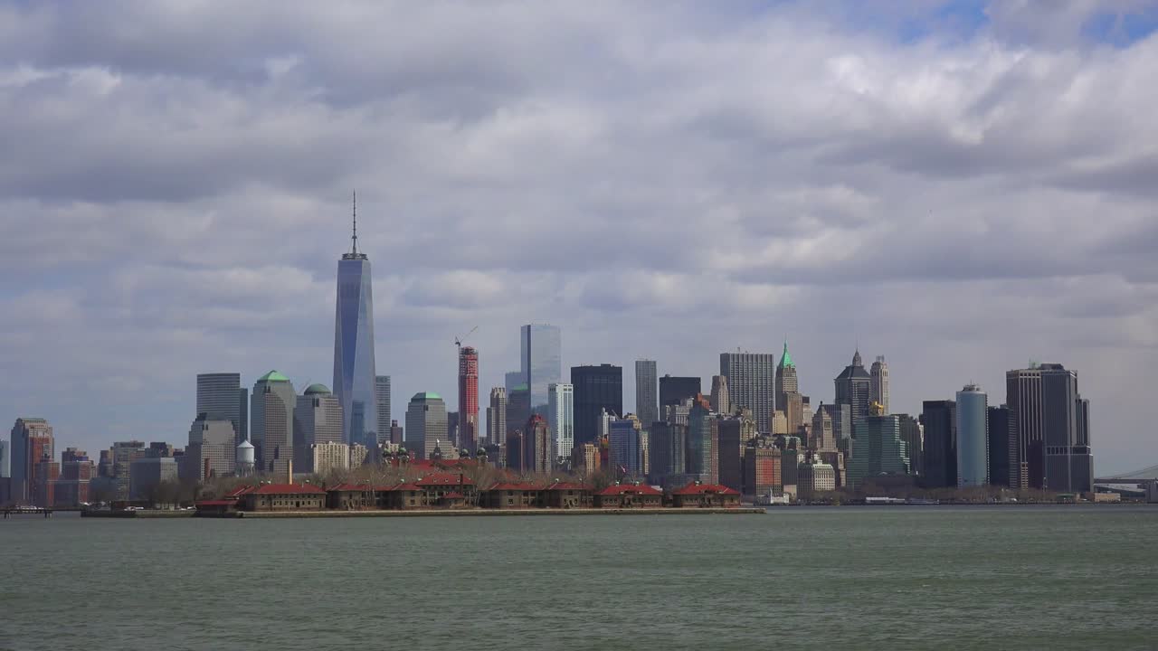 구름 오버 헤드와 함께 뉴욕시의 극단적인 광각