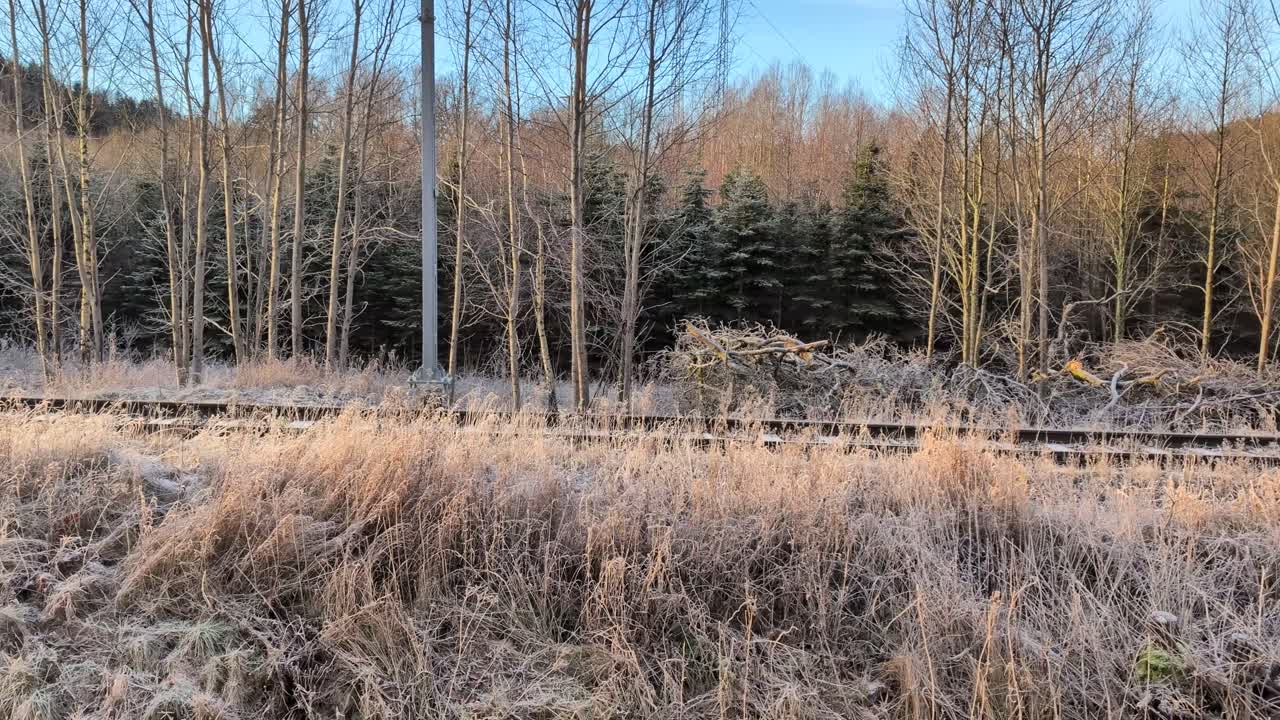 Sverige, Munkedal: Opdatering af jernbanen efter nyt NATO-direktiv på grund af krigen mellem Rusland og Ukraine. Opsætter nye stolper og fælder træer. Optaget i 4K 60fps, 3D-rendering i 23,976fps slowmotion.