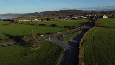 vista aérea vehículos en órbita restricción a 20 millas por hora límite de velocidad en el campo agrícola rural