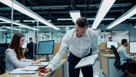 бизнесмены, работающие в современном офисе