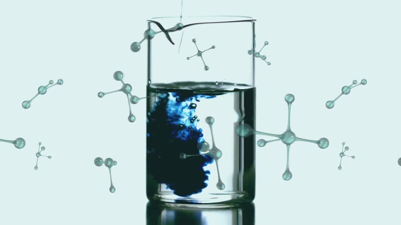 Animazione di molecole che girano su liquido blu che si versa in un becher da laboratorio