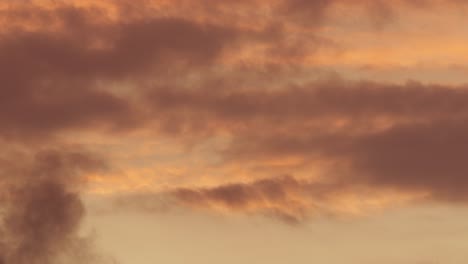 grandes nubes rojas, rosadas y naranjas se mueven a través del cielo durante la puesta de sol australia gippsland victoria maffra