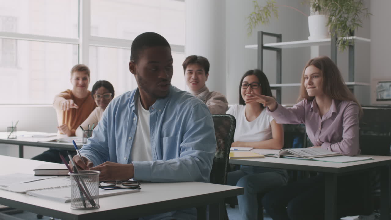 estudiantes disfrutando de la clase