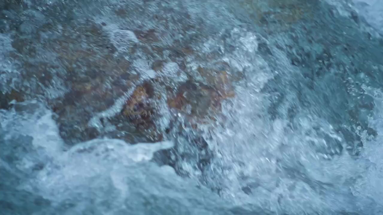 Superficie di un fiume con forte corrente