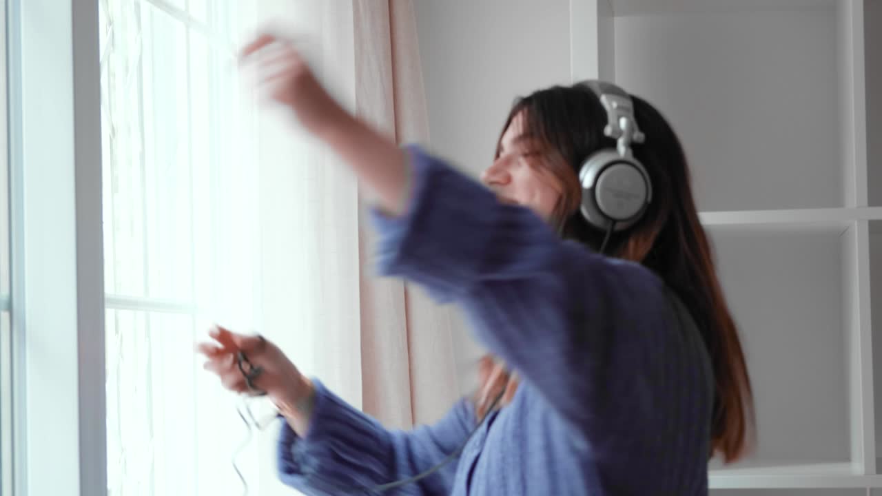 행복한 어린 소녀가 집에서 춤을 춘다