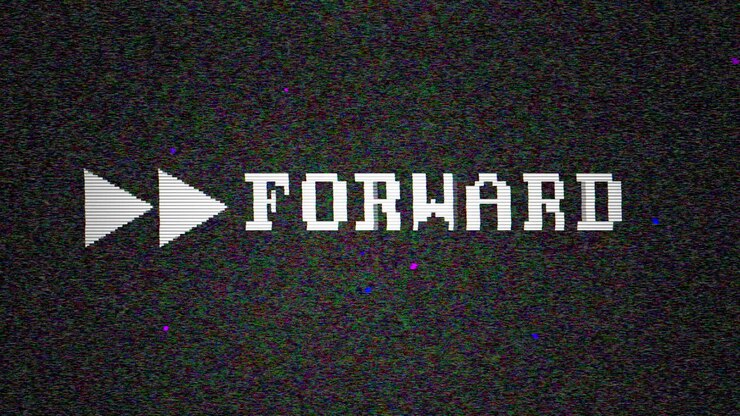VHS video ekranında "İleri Sar" simgesinin titreyerek göründüğü vintage monitör.