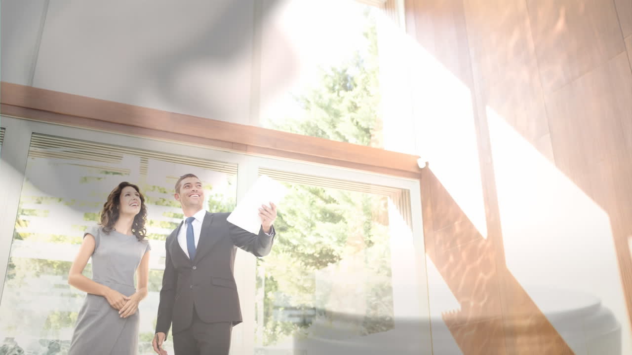 새로운 집에 서 있는 커플의 디지털 애니메이션 4k