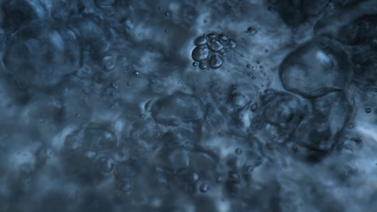 agua hirviendo en una estufa en la cocina