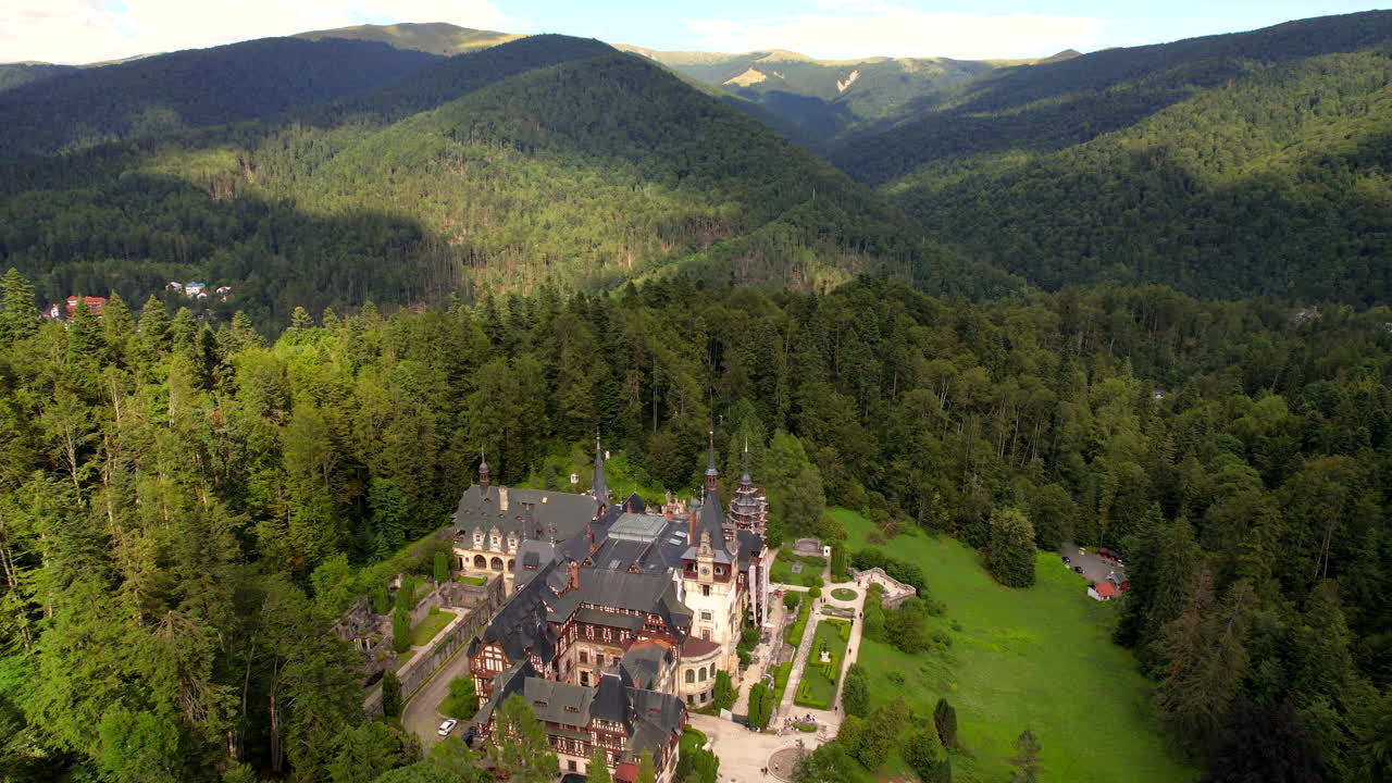 Peles slott, rumensk turistattraksjon. Aerial dolly ut