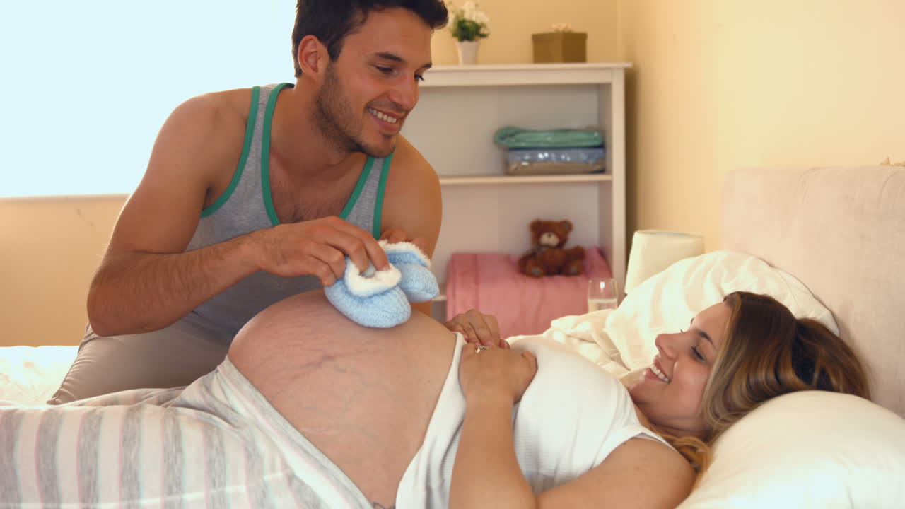 una pareja feliz jugando juntos.