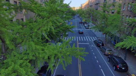 Vista-Aérea-of-people-banging-pots-and-pans-honking-and-clapping-thanking-nurses-and-doctors-on-New-York-streets-during-coronavirus-pandemic-2