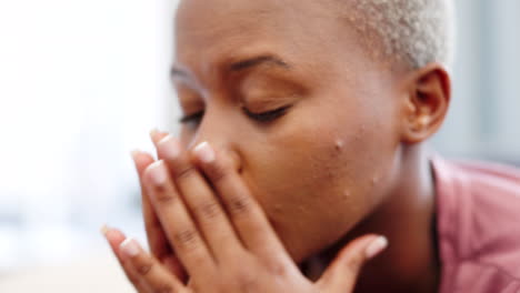 mujer que experimenta dolor o estrés