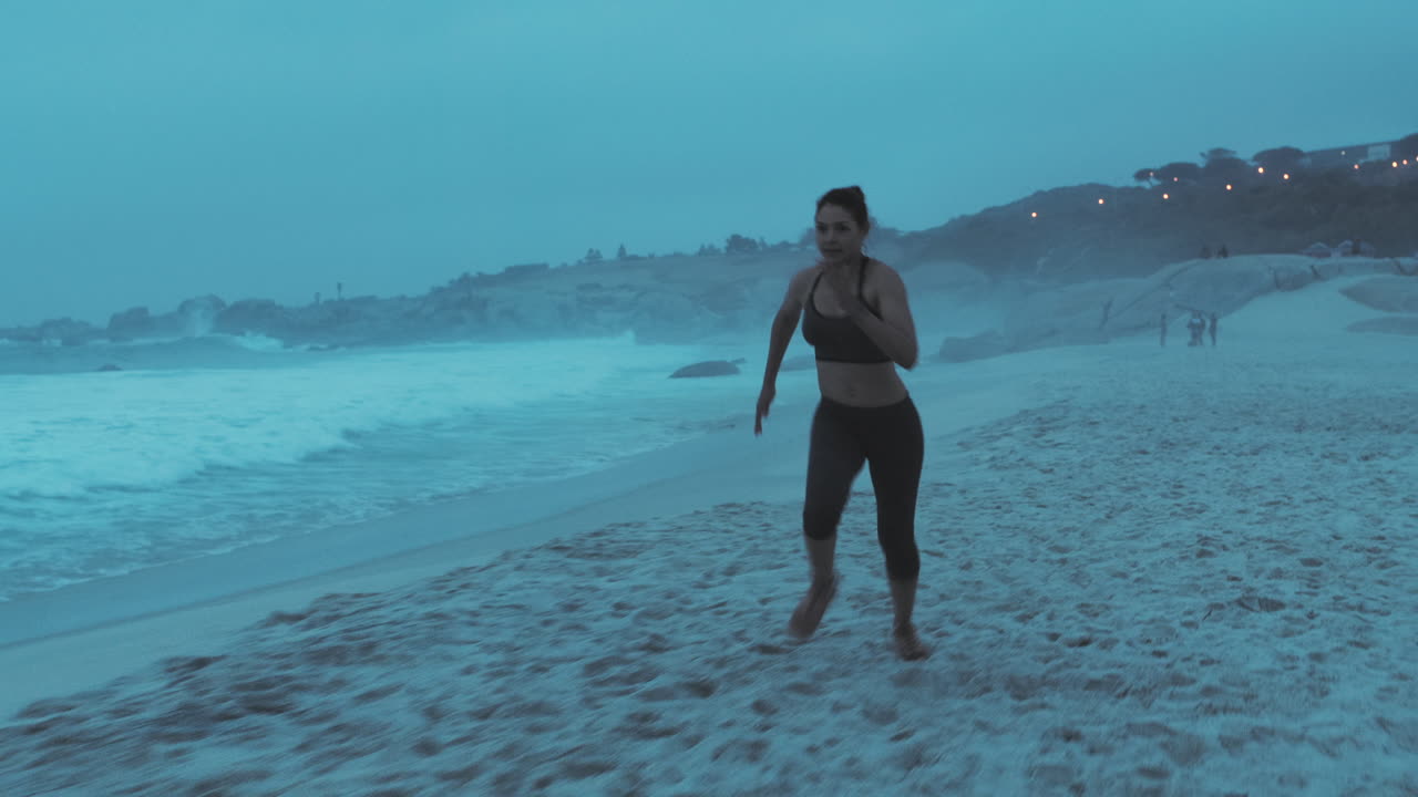 playa, arena y fitness, mujer corriendo