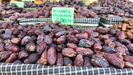 dátiles secos en un mercado