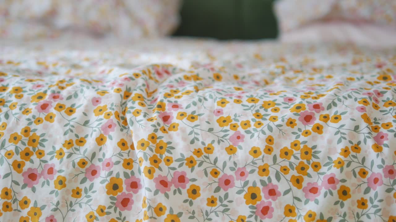 un primer plano de una cubierta de cama floral