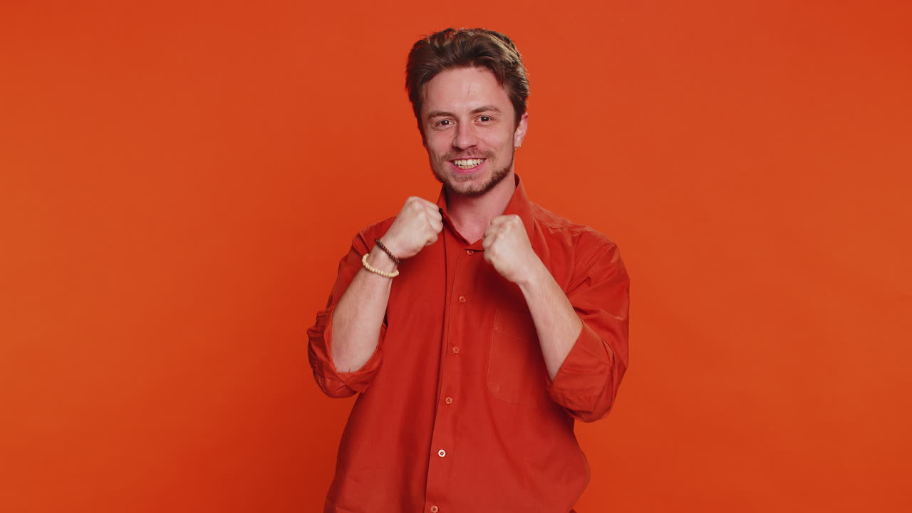 feliz hombre caucásico celebrando el éxito ganando cumpleaños lotería premio mayor logro de la meta buenas noticias