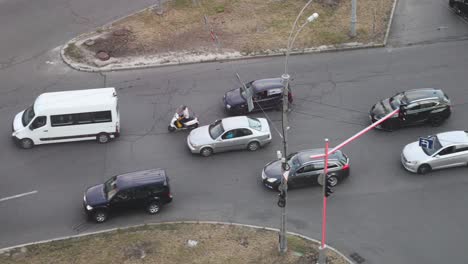 tráfico moderado en la carretera ucraniana en la ciudad de kiev