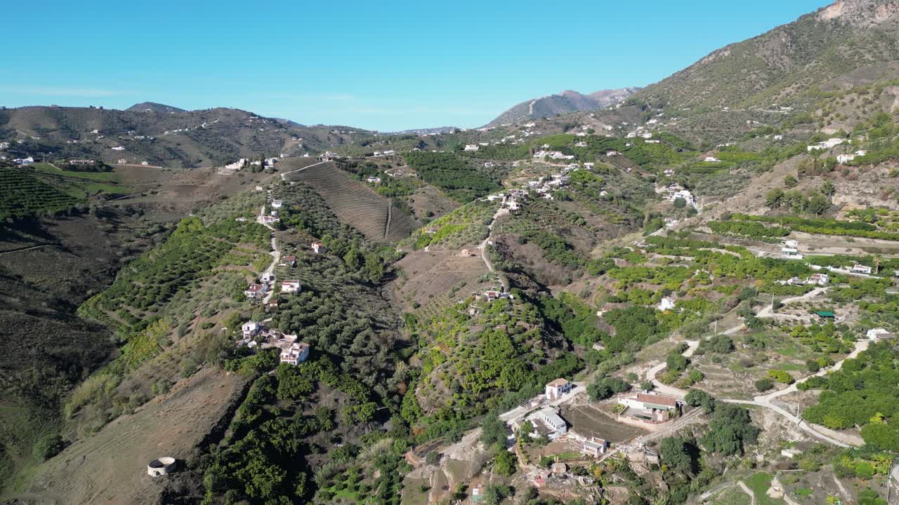 Catena montuosa della Sierra Almijara e case bianche a Malaga, Andalusia, Spagna - Aerea 4K