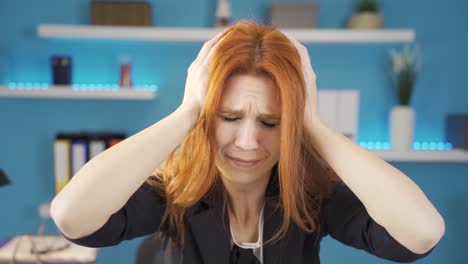 mujer de negocios arrancándose el cabello de rabia en la oficina.