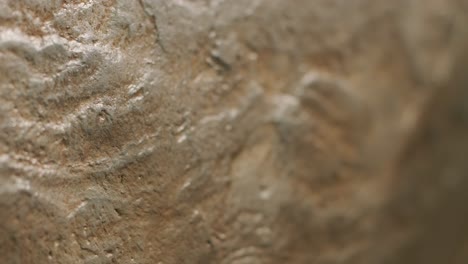 pared decorativa enyesada bajo la piedra
