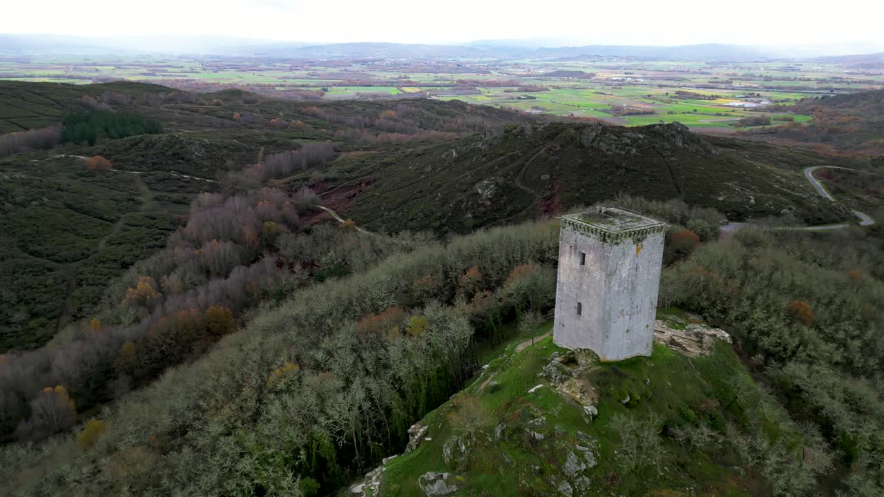 torre del castillo, da pena, en el pico de la montaña de xinzo de limia, ourense, españa