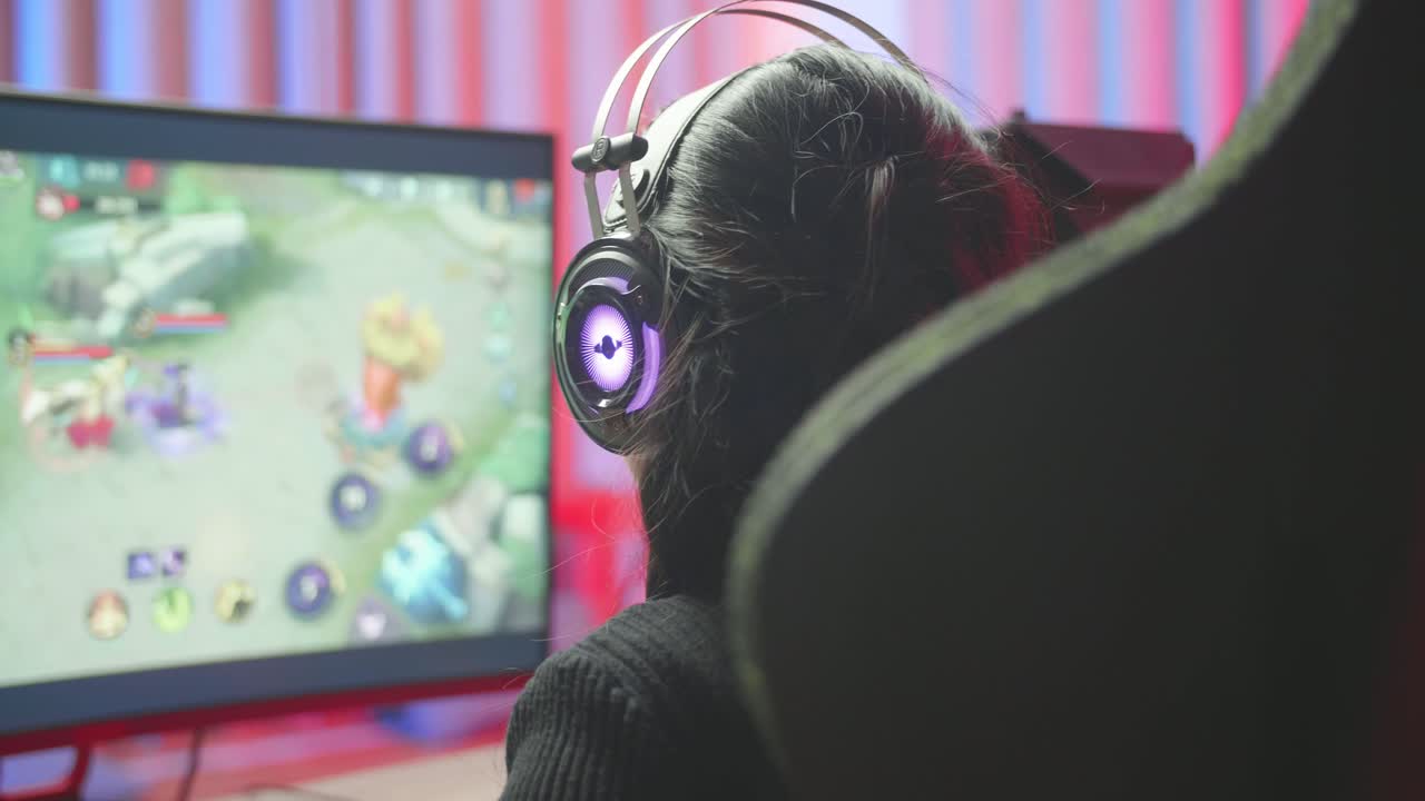 mujer jugando a videojuegos