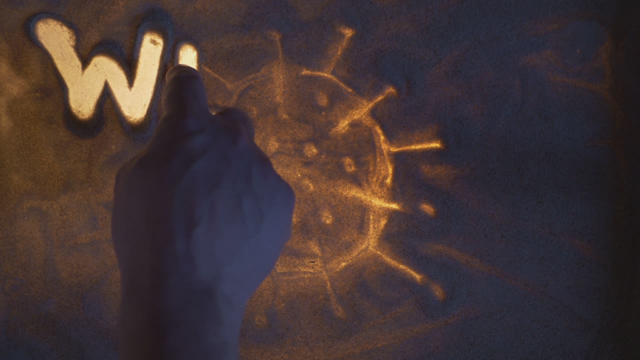 носить маску с надписью на песке