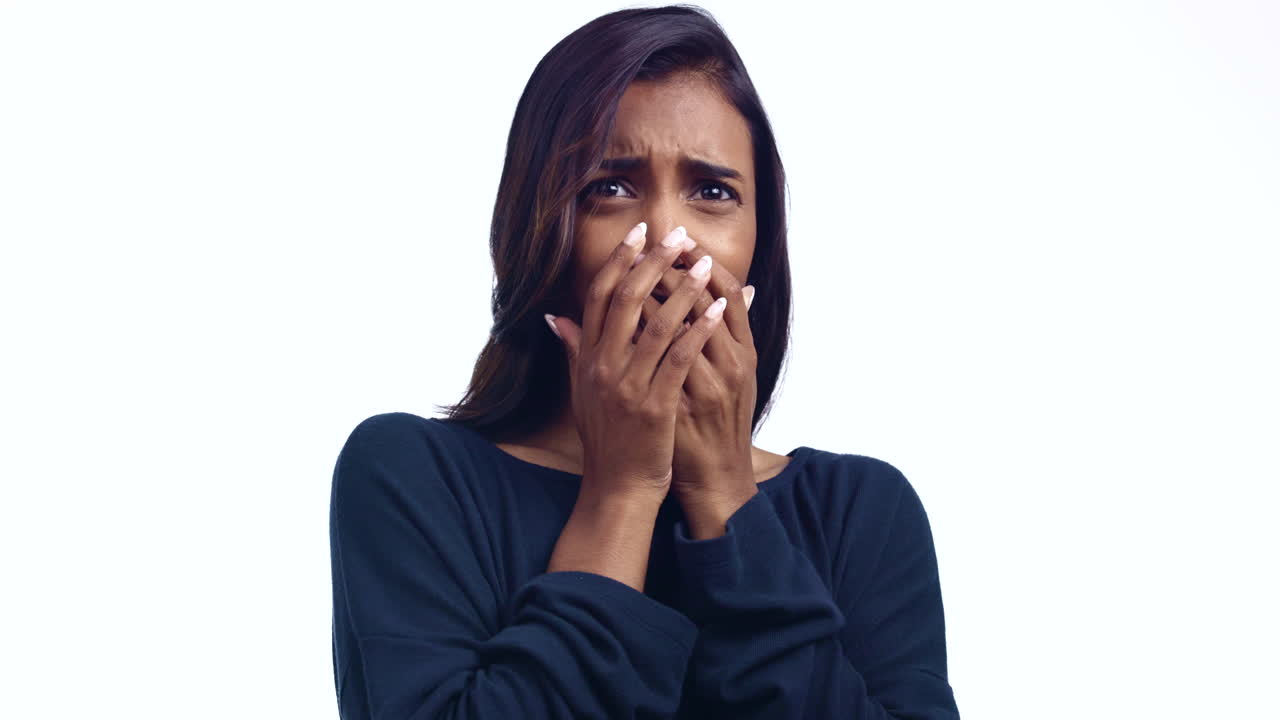 horror, mujer india y alarma