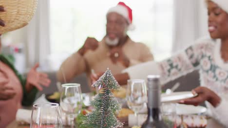 Glückliche-Afroamerikanische-Familie-Beim-Weihnachtsessen