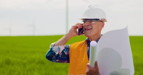 Ingeniero-Enojado-Hablando-Por-Teléfono-Móvil-En-La-Granja-3