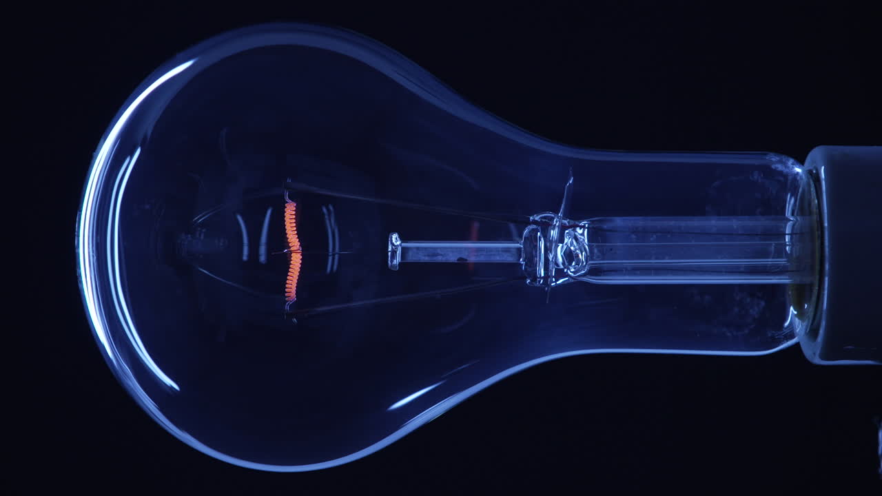 파란색 주변 빛 아래의 투명한 전구가 완전한 밝기로 켜집니다.