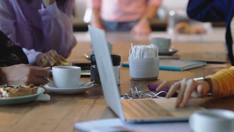 Cerrar-Las-Manos-Joven-Estudiante-Usando-Una-Computadora-Portátil-En-Un-Café-Tomando-Café-Navegando-En-Línea-Leyendo-Mensajes-Disfrutando-Del-Estudio-Relajándose-Con-Amigos