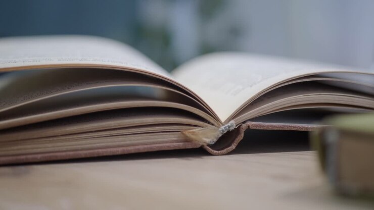 Primo piano di un libro aperto