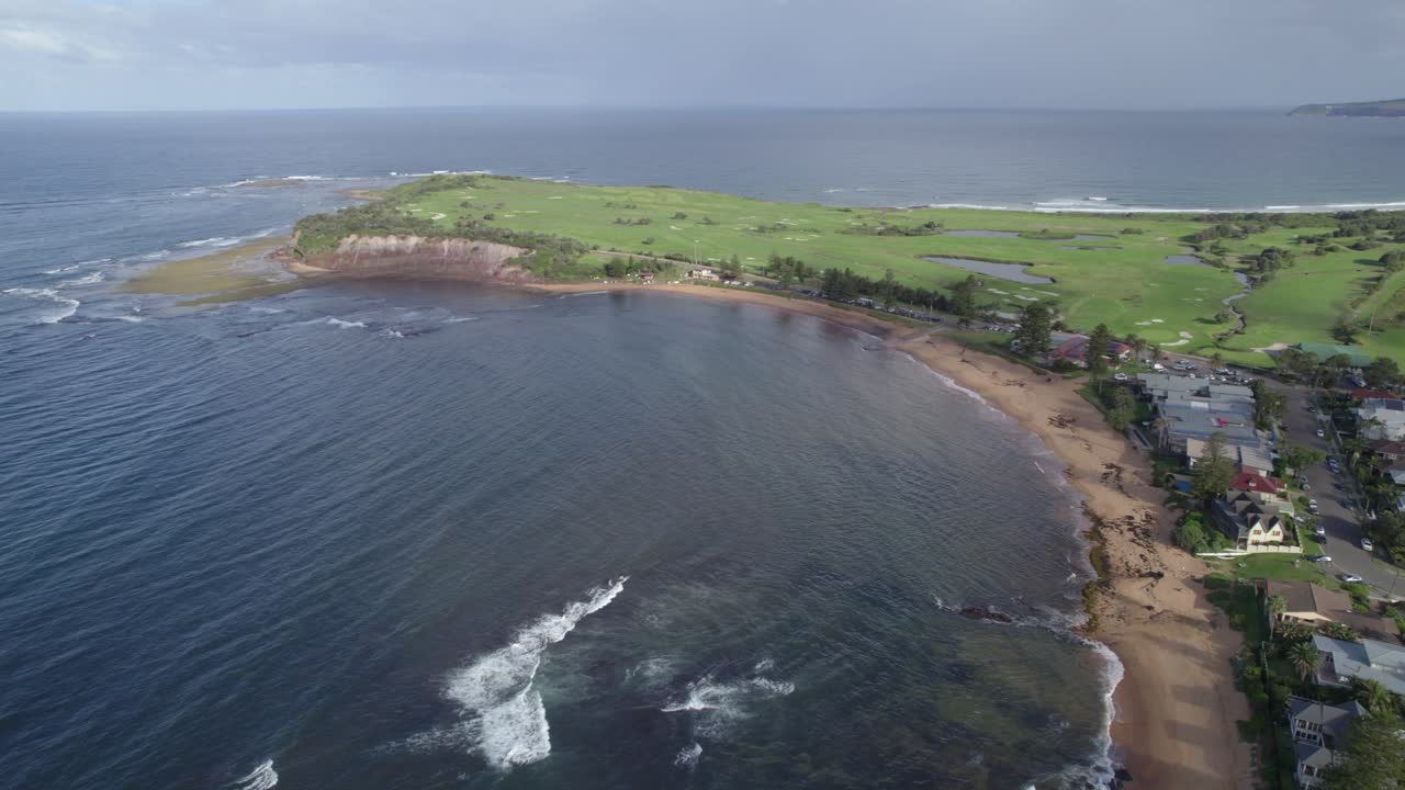 playa fishermans y suburbios en sídney, nsw, australia - toma aérea de un dron