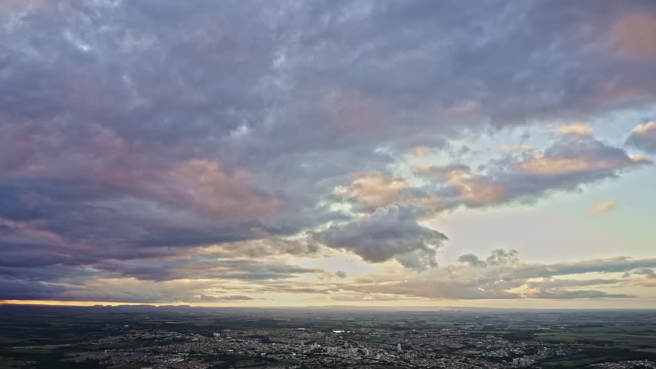 nubes coloridas en un final inspirador del lapso de tiempo del abejón de la tarde
