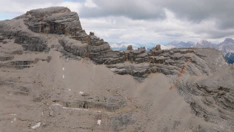 Luftaufnahme-Der-Felsigen-Berggipfelformation-Gegen-Bewölkten-Himmel-Im-Hintergrund