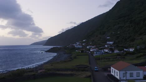 Ländliches-Küstendorf-In-üppig-Grünen-Klippen-Zur-Blauen-Stunde,-Fajã-Dos-Vimes,-Insel-São-Jorge,-Azoren,-Portugal