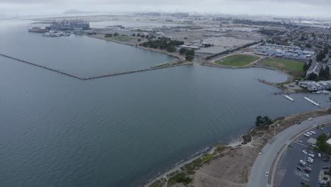 una gran base naval con barcos y equipo militar