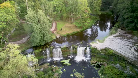 Paisaje-Aéreo-De-La-Cascada-Keila-Estonia-Ubicada-En-El-Río-Keila-En-El-Condado-De-Harju