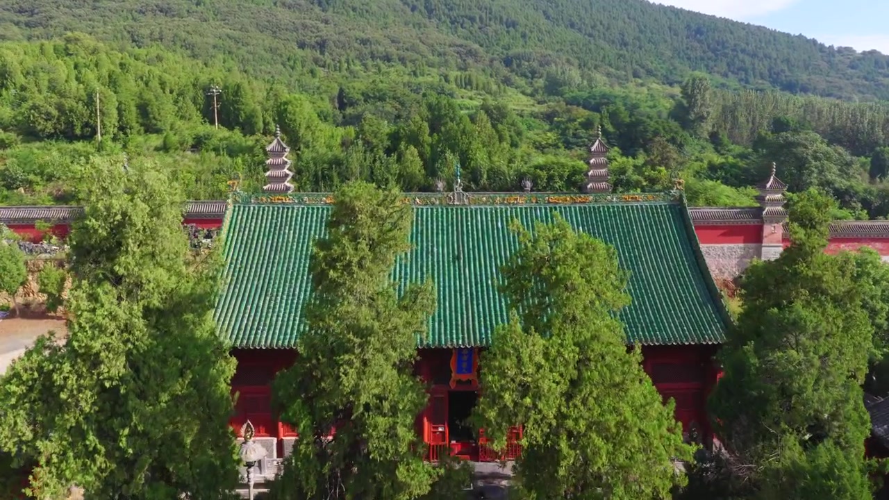 Toàn cảnh Chùa Thiếu Lâm trong sương sớm từ trên cao, di sản văn hóa thế giới ở Hà Nam, Trung Quốc, cái nôi của Thiền tông và Thiếu Lâm Kung Fu. Văn minh Trung Quốc, triết học Trung Quốc.
