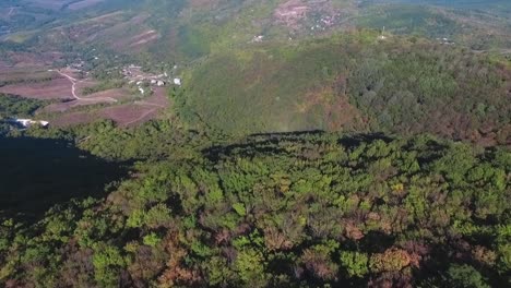 vista aérea de una región montañosa con bosque y aldea