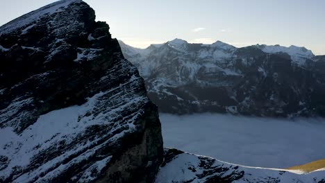 Antena-Pasando-Por-Una-Montaña-Cerca-De-Eiger,-Suiza