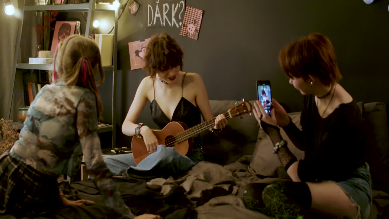 在臥室裡的朋友